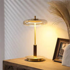 Lampadaire et lampe disque de verre, laiton et bois – Opio, vue d’ambiance