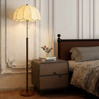Lampadaire abat-jour festonné en tissu, pied en bois – Rocamadour, vue d’ambiance
