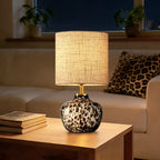 Lampe de chevet, pied motif léopard, abat-jour en lin – Barjac allumée
