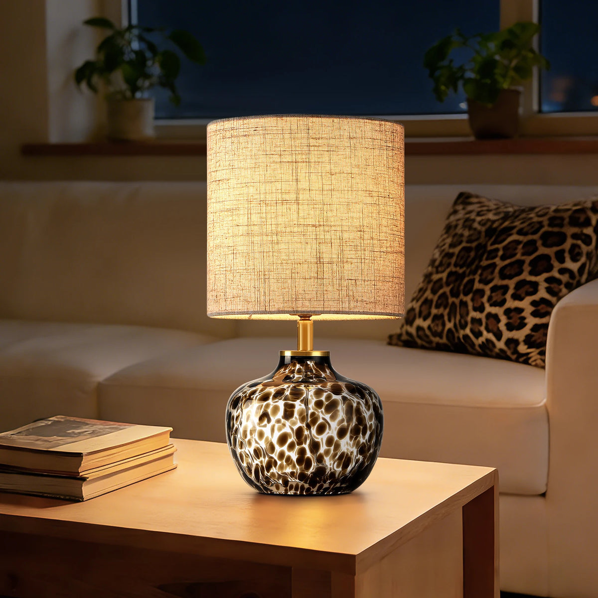 Lampe de chevet, pied motif léopard, abat-jour en lin – Barjac allumée