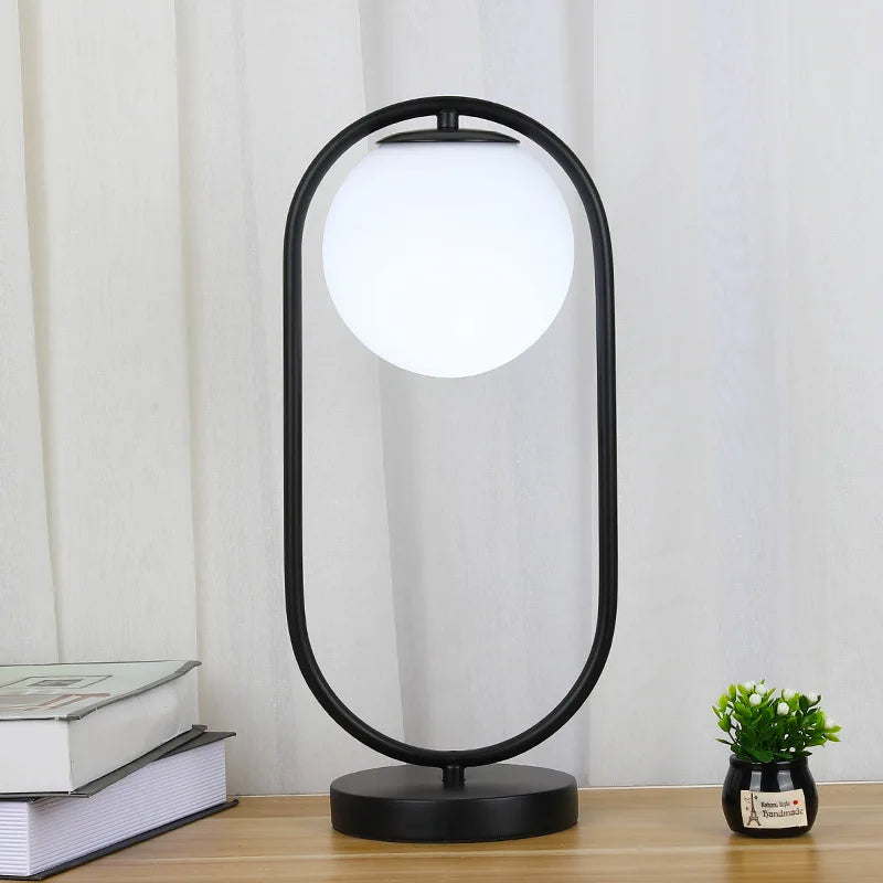 Lampe globe opalin dans un anneau, doré ou noir – Lugano, finition noir