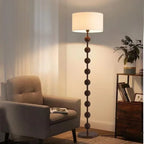 Lampadaire pied en perles de bois et abat-jour tambour – Lioux allumé