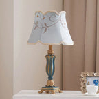 Lampe de chevet classique, pied balustre et abat-jour brodé – Azay, sur fond blanc