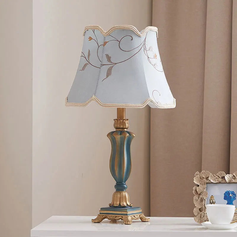 Lampe de chevet classique, pied balustre et abat-jour brodé – Azay, sur fond blanc