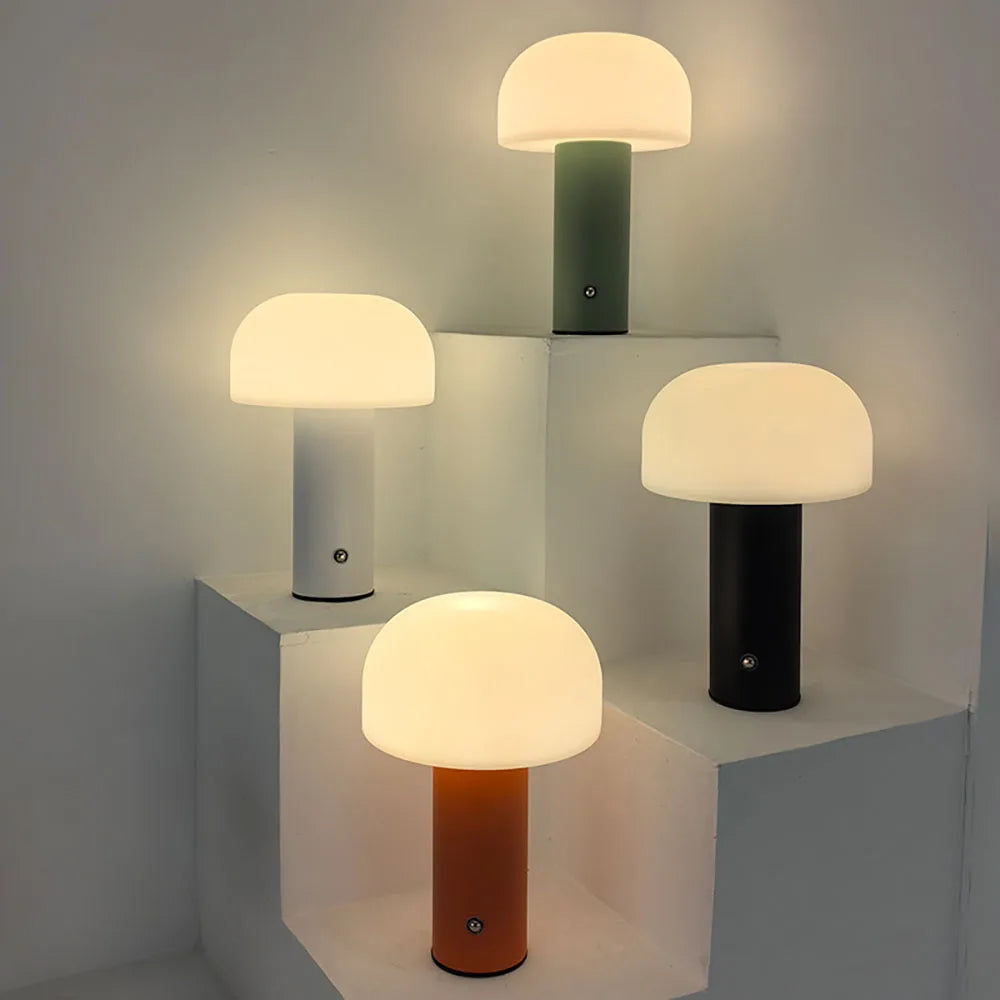 Petite lampe champignon sans fil, quatre couleurs – Lourmarin allumée