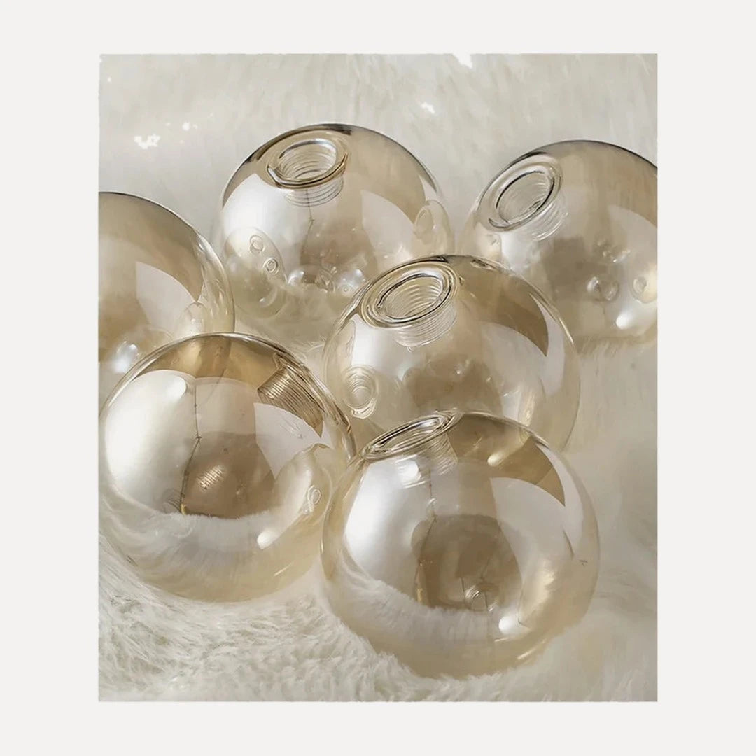 Vigny, ligne de globes de verre, gris ou ambré
