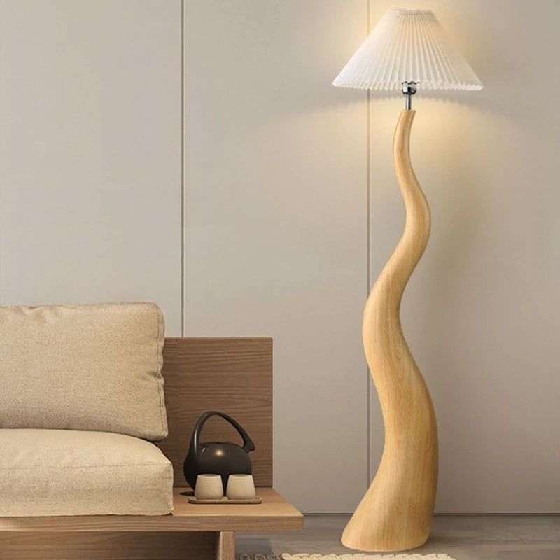 Lampadaire sculptural ondulé et abat-jour plissé – Joucas, vue d’ambiance