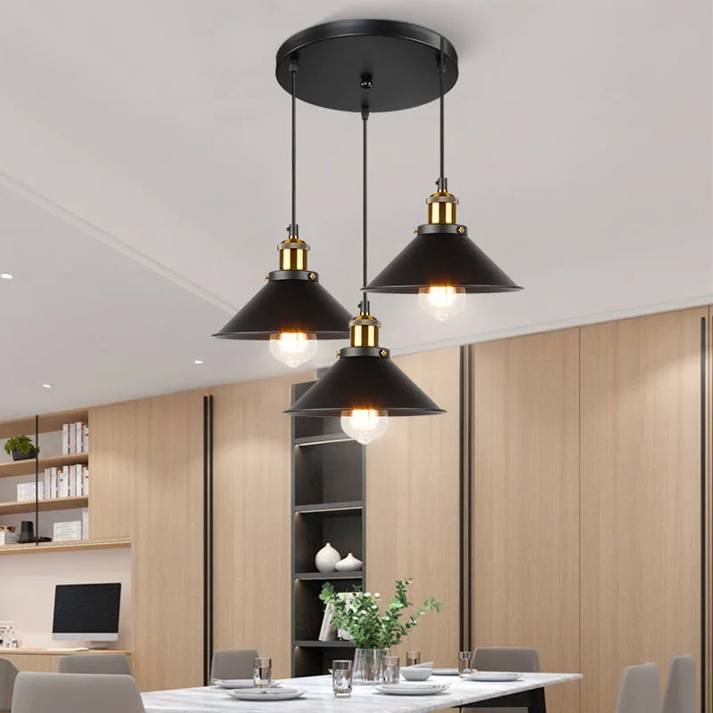 Suspension industrielle cône noir, 1 ou 3 lumières – Oberkampf dans un intérieur