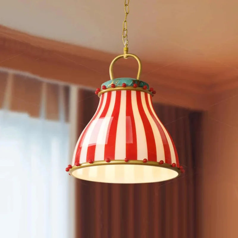 Suspension cloche en verre rayé rouge et blanc – Rapallo allumée