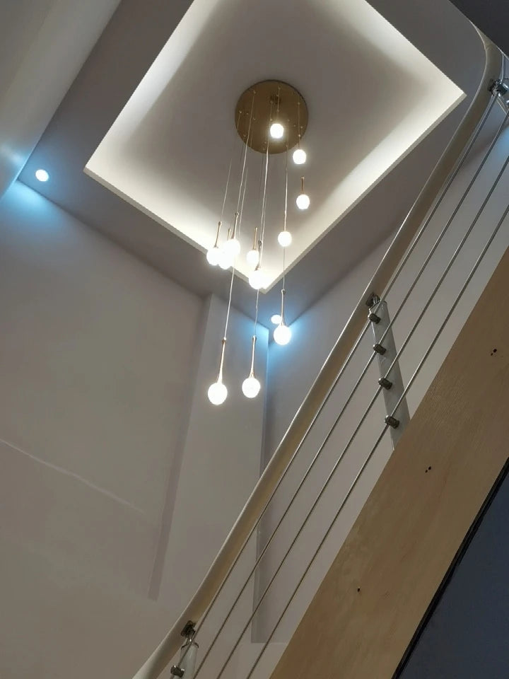 Lustre gouttes de cristal pour escalier, 6 ou 8 gouttes – Chaalis, sur fond blanc