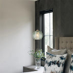Suspension boule en verre strié rétro – Cefalù dans un intérieur