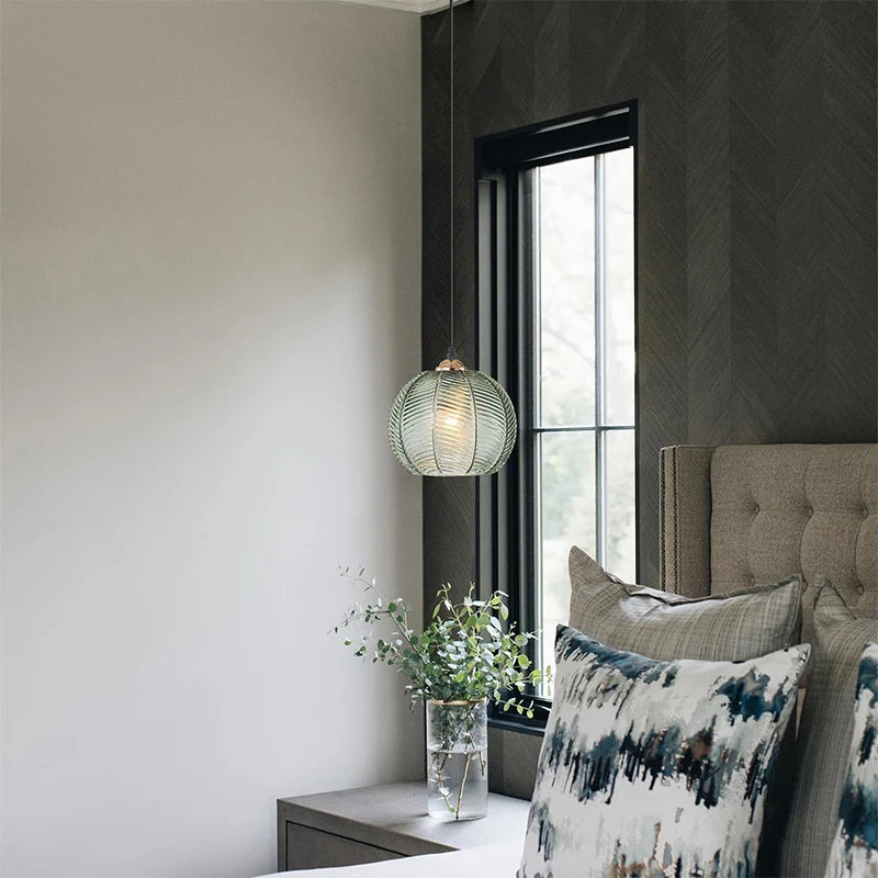 Suspension boule en verre strié rétro – Cefalù dans un intérieur
