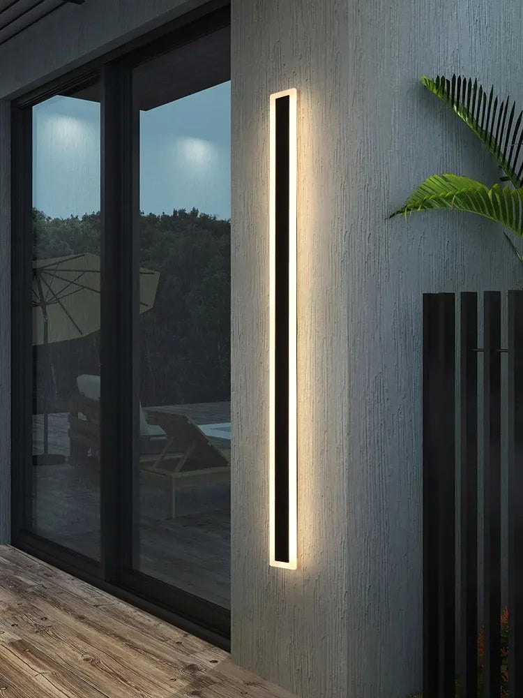 Applique extérieure linéaire noire ou dorée, 30 à 150 cm – Lacanau, vue d’ambiance