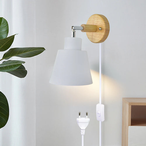 Applique à brancher en bois et métal laqué, orientable – Granville dans un intérieur