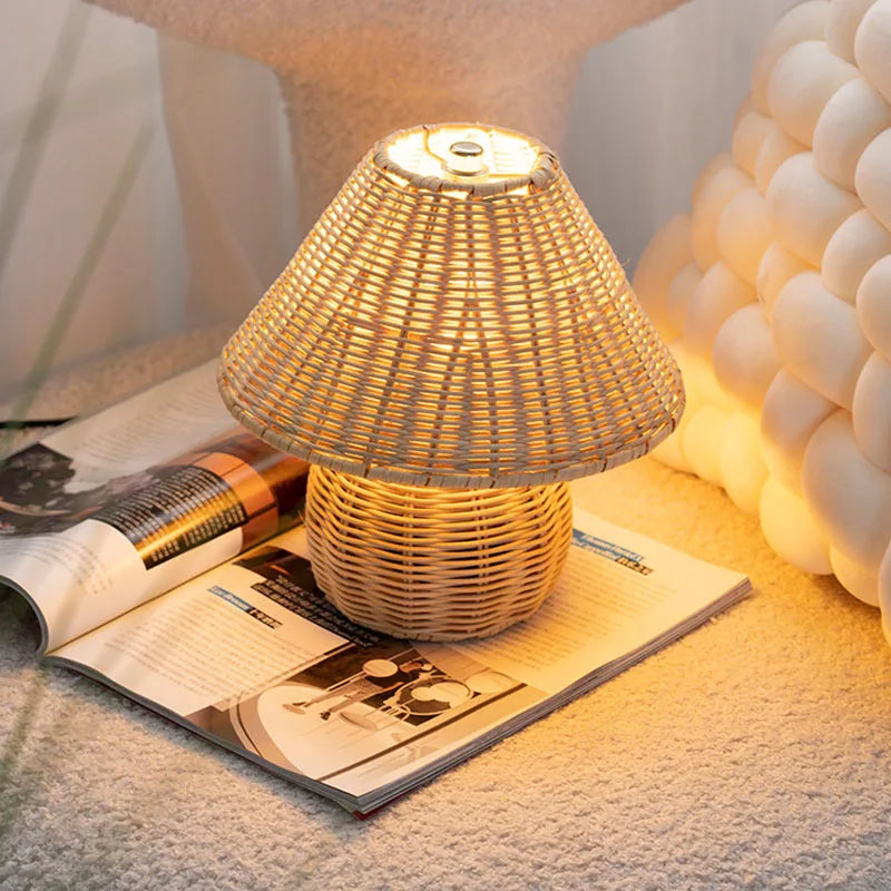 Lampe à poser en bambou tressé main, abat-jour conique – Chiran allumée
