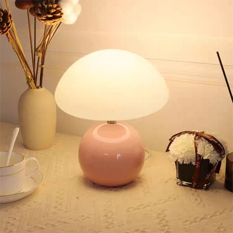 Lampe à poser champignon, pied en céramique – Grasse, vue d’ambiance