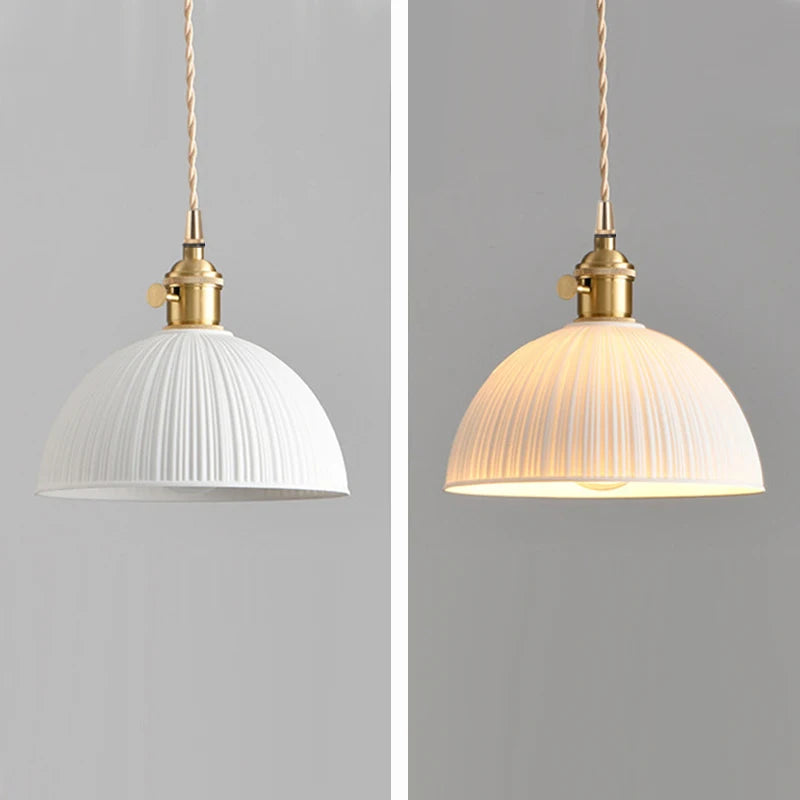 Suspension dôme en céramique côtelée blanche, Ø 19 cm – Saoû, sur fond clair