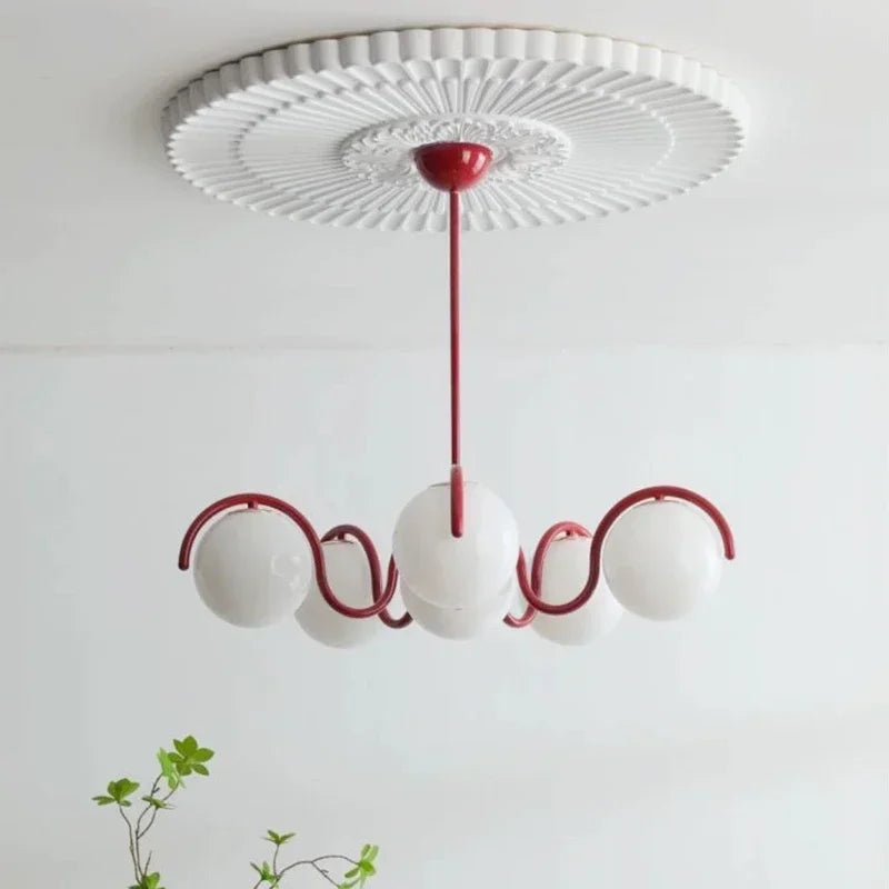Suspension 6 globes opalins à bras ondulés – Antibes, vue d’ambiance