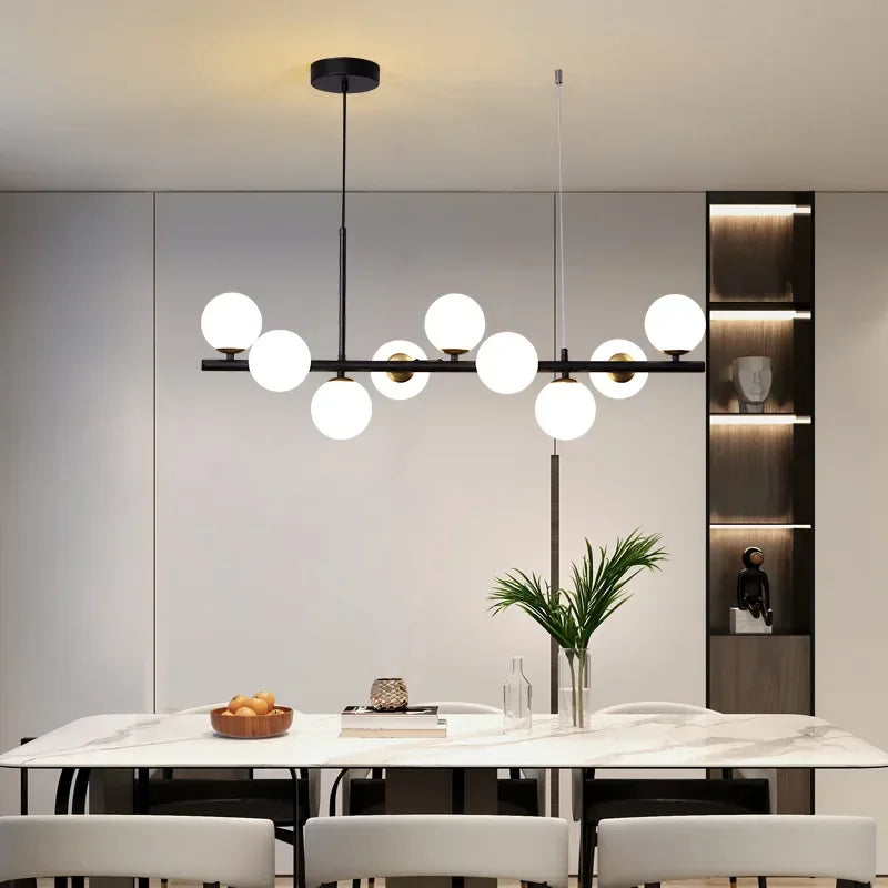Suspension linéaire à globes de verre, noire ou dorée – Varenna dans un intérieur