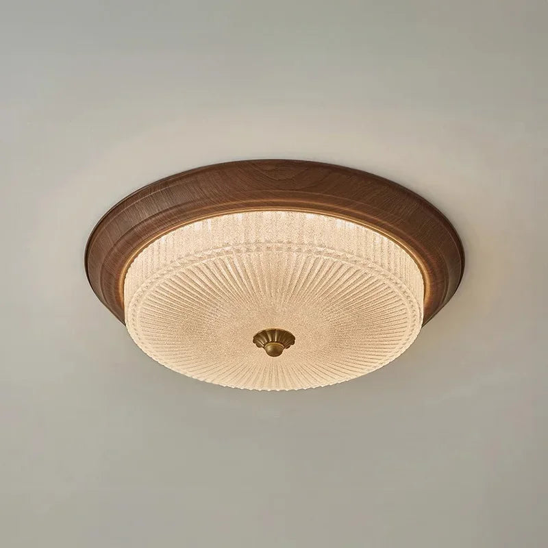 Plafonnier verre strié cerclé de noyer, Ø 33 à 50 cm – Rambuteau allumé