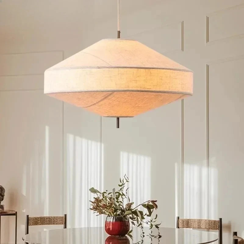 Suspension toupie en tissu, style wabi-sabi – Atami dans un intérieur