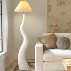 Lampadaire sculptural ondulé et abat-jour plissé – Joucas, vue d’ambiance
