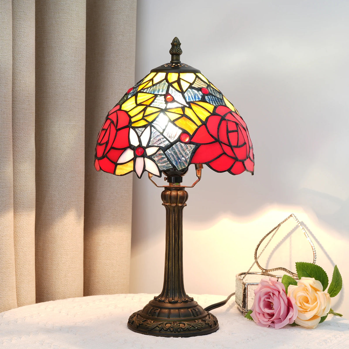Lampe à poser vitrail coloré, pied bronze – Banyuls, finition roses rouges