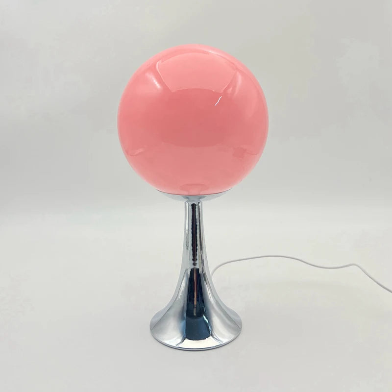 Lampe à poser globe de verre sur pied chromé – Cabourg, finition rose
