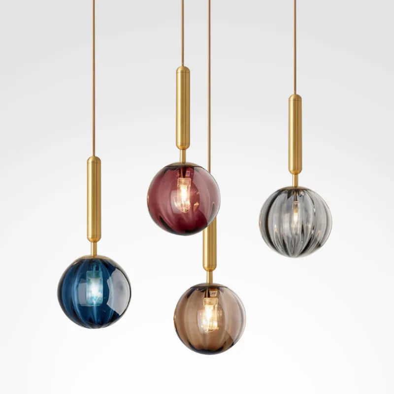 Suspension globe en verre teinté et tige, noir ou doré – Lido, sur fond blanc