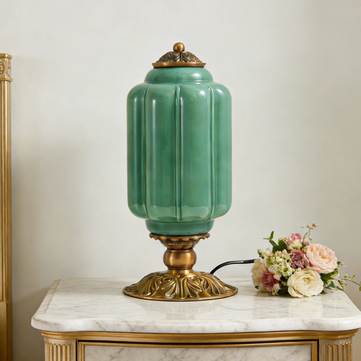 Lampe lanterne en verre laiteux, blanc ou vert – Vichy, vue d’ambiance