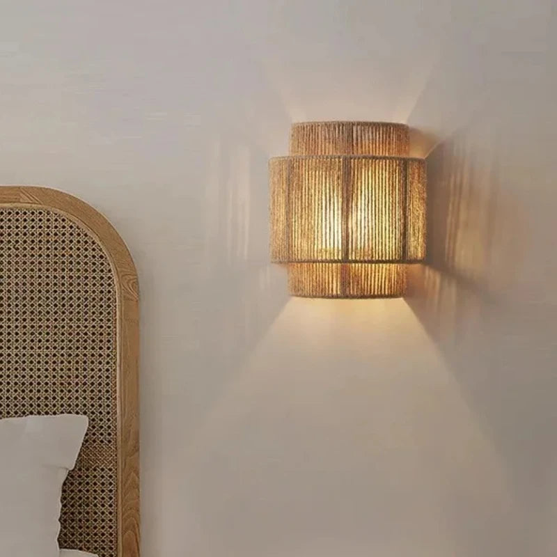 Applique bohème en corde de chanvre tressée main, E27 – Cudillero dans un intérieur
