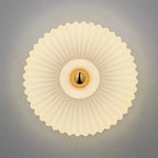 Applique ou plafonnier en verre plissé, ambre, fumé ou opalin – Ischia dans un intérieur