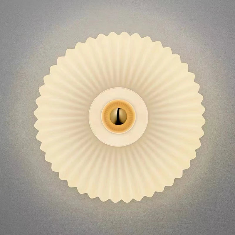 Applique ou plafonnier en verre plissé, ambre, fumé ou opalin – Ischia dans un intérieur