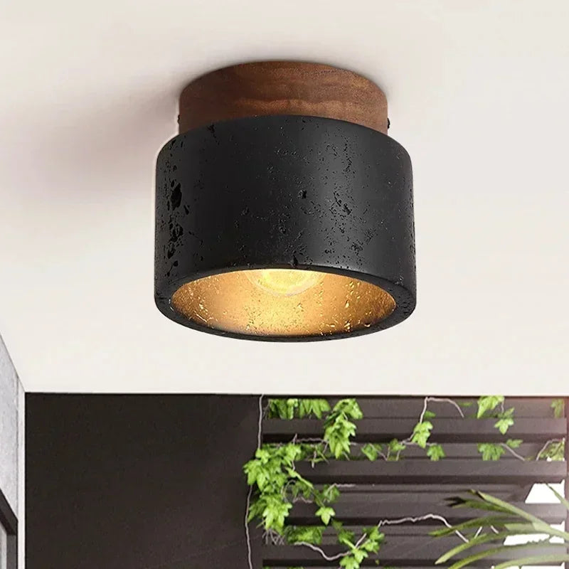 Plafonnier cylindre effet pierre de lave noire et noyer – Agde, vue d’ambiance