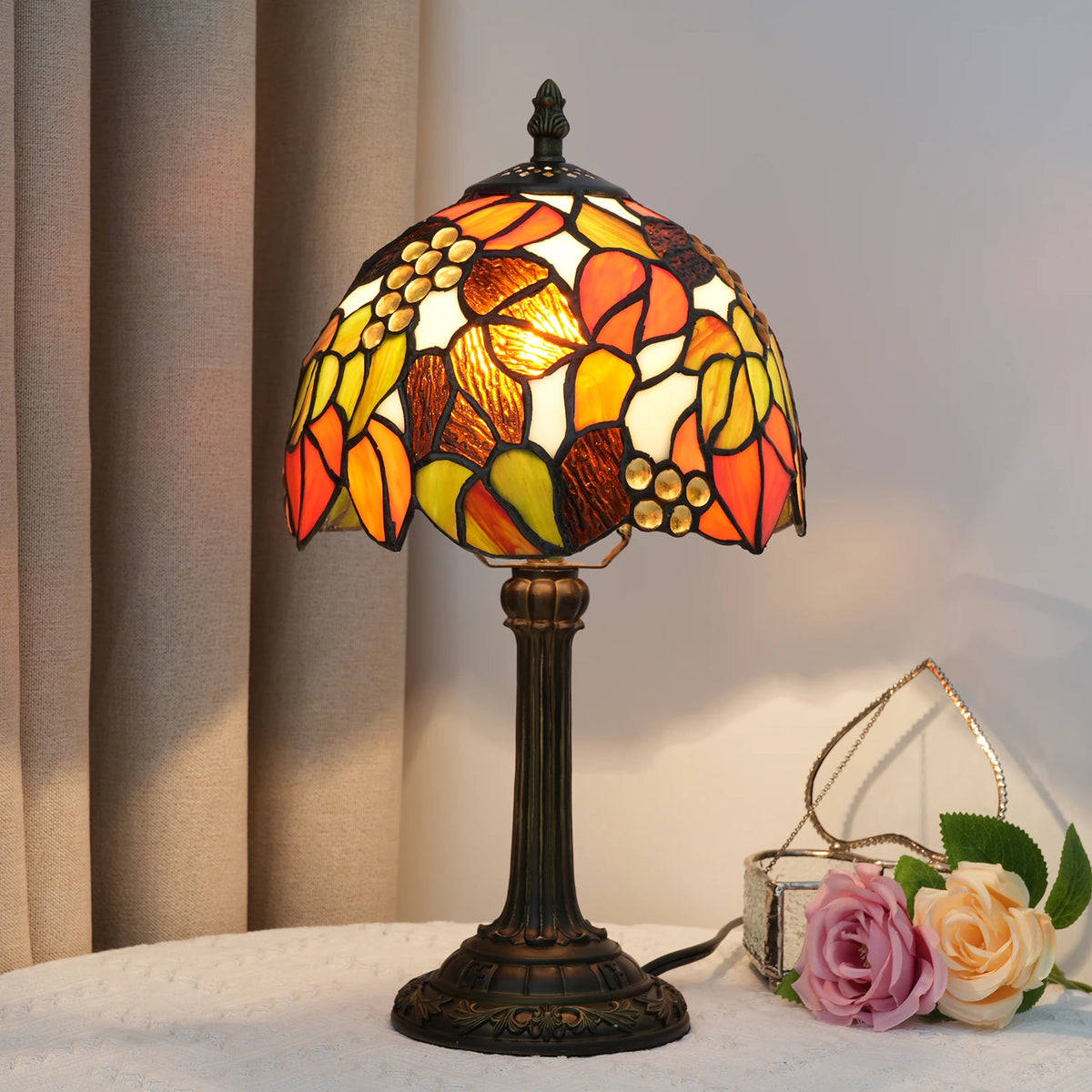 Lampe à poser vitrail coloré, pied bronze – Banyuls dans un intérieur