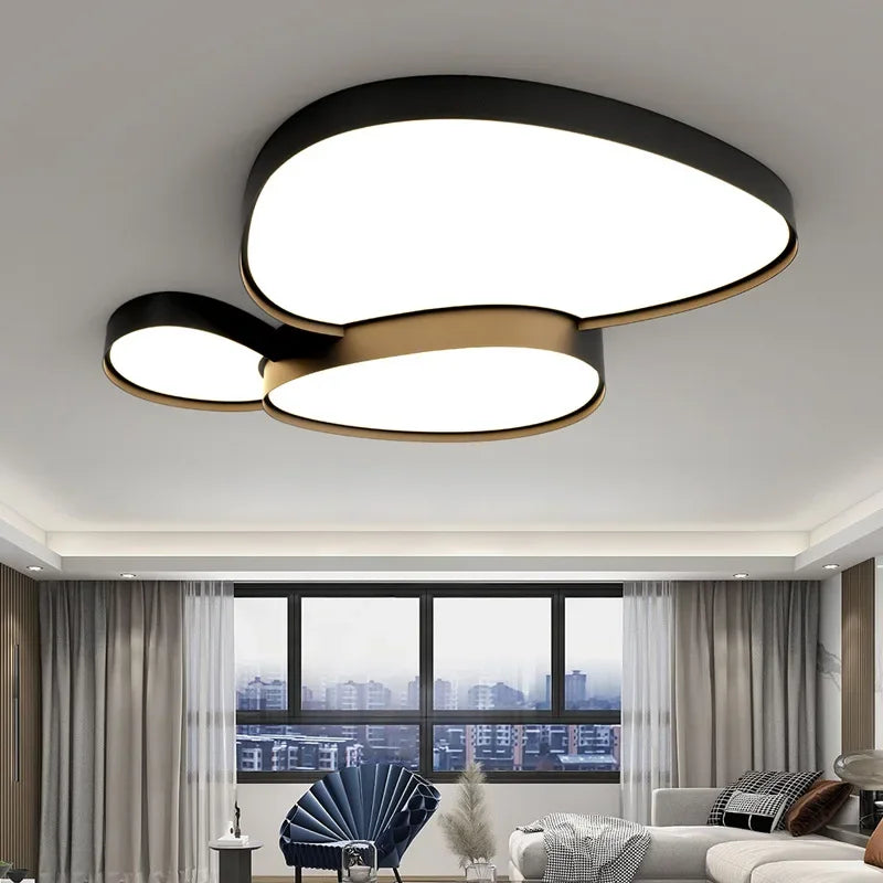 Plafonnier LED en forme de galets, noir ou blanc – Bréhat allumé