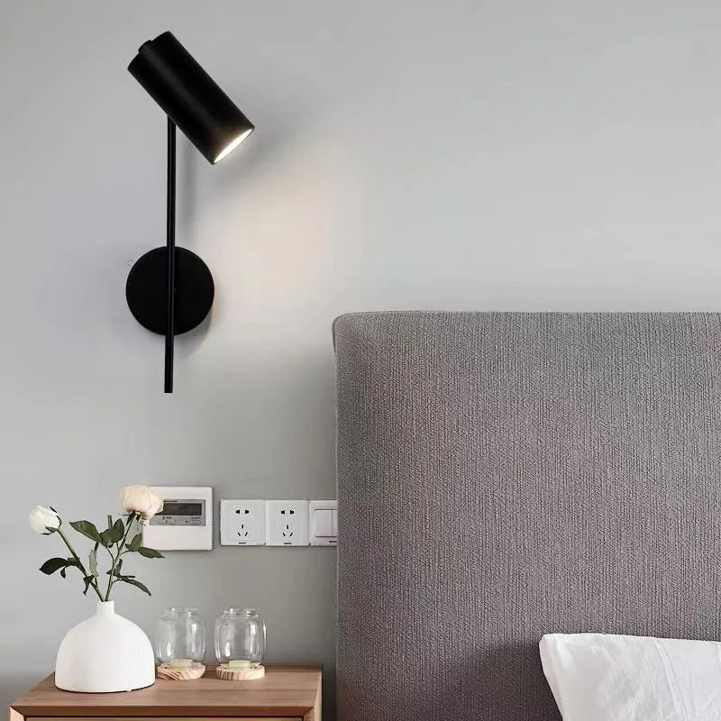 Applique liseuse cylindre orientable, dorée ou noire – Sablons dans un intérieur