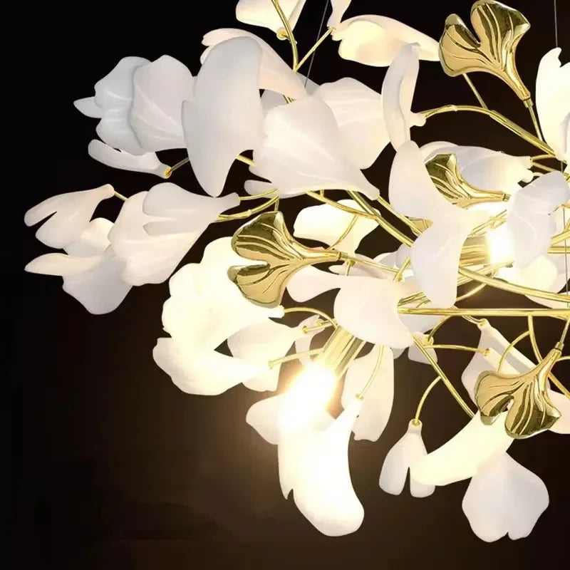 Chamarande, feuilles de ginkgo sur branches dorées, en situation