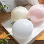 Applique boule de verre crème, blanc ou rose, esprit Bauhaus – Arona, vue d’ambiance