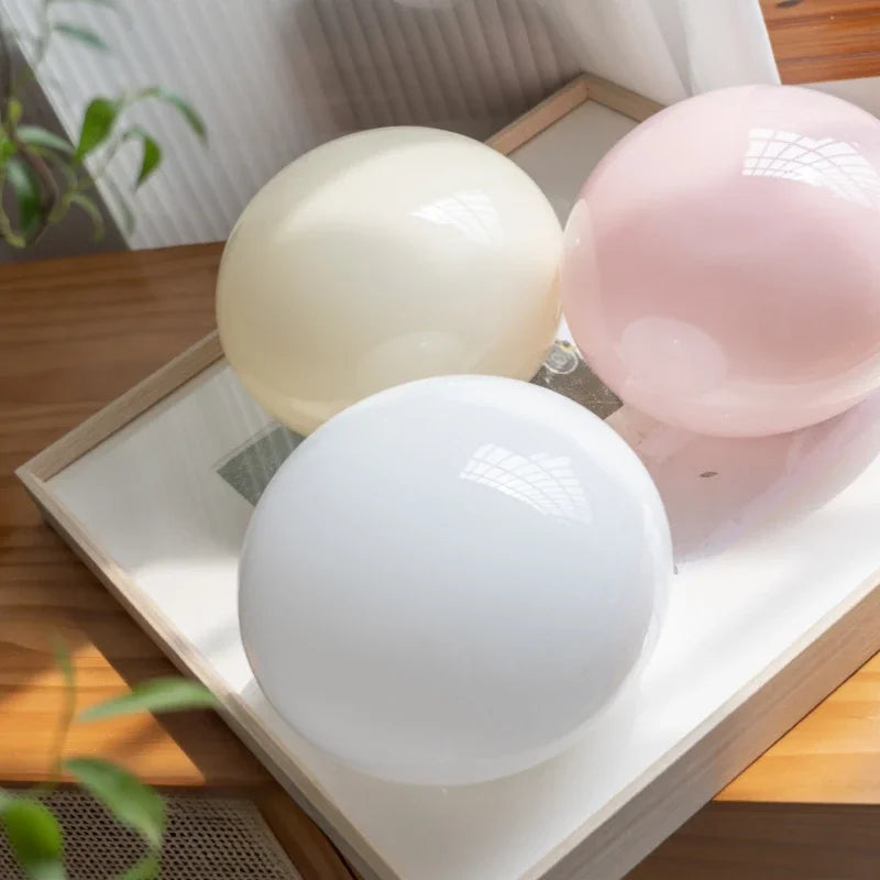 Applique boule de verre crème, blanc ou rose, esprit Bauhaus – Arona, vue d’ambiance