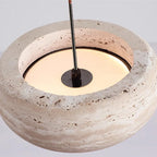 Suspension disque en travertin wabi-sabi – Kiso, sur fond clair