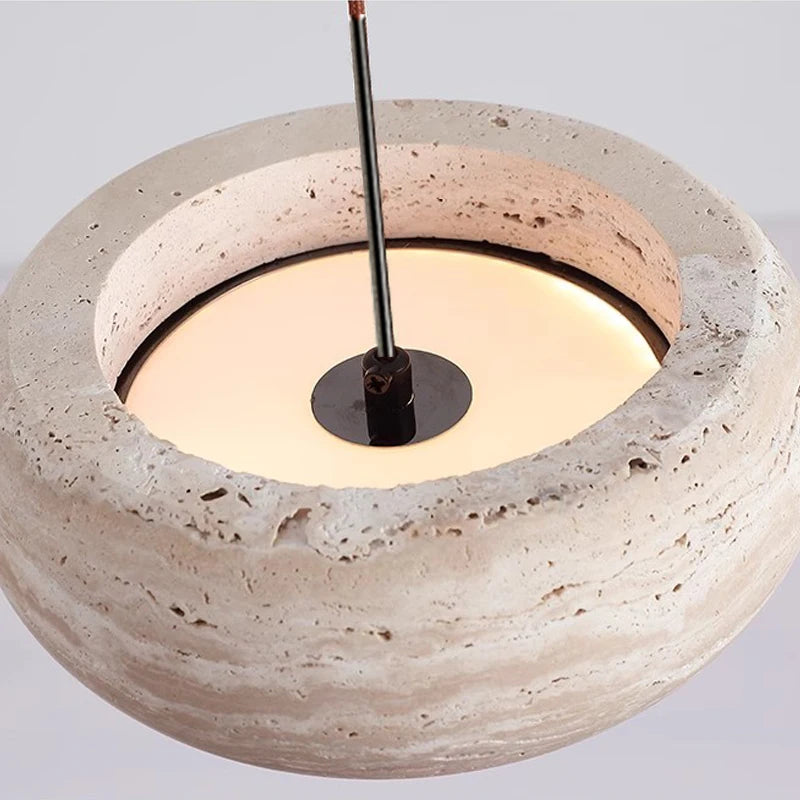 Suspension disque en travertin wabi-sabi – Kiso, sur fond clair