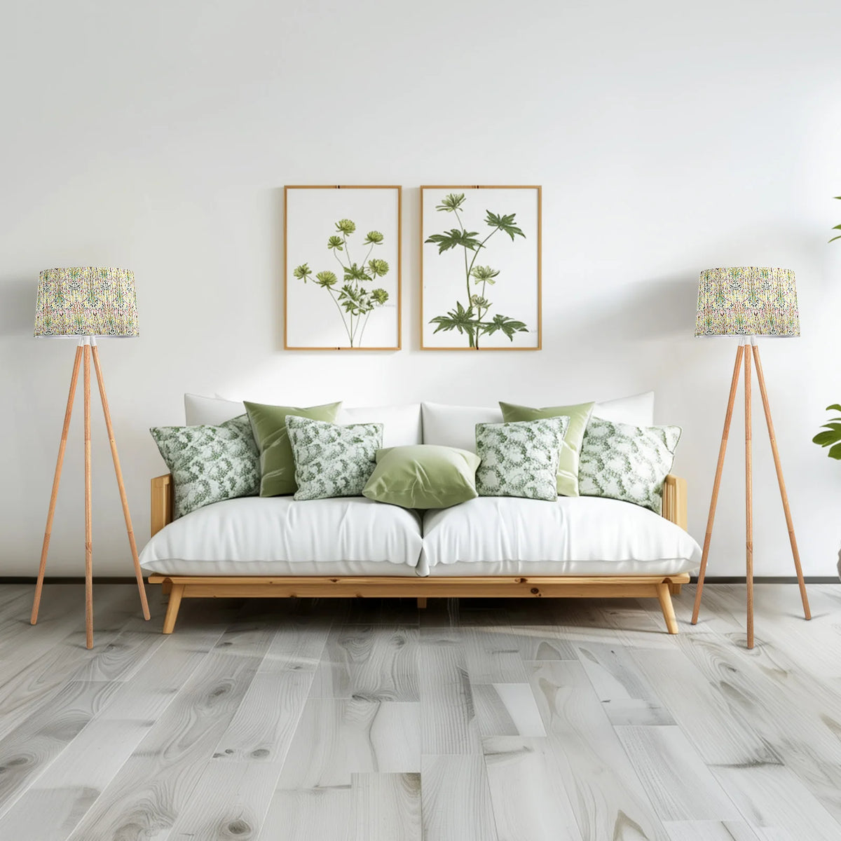 Lampadaire trépied en bois et abat-jour tambour – Callas dans un intérieur
