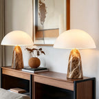 Lampe champignon, dôme blanc et pied effet marbre – Banon, vue d’ambiance