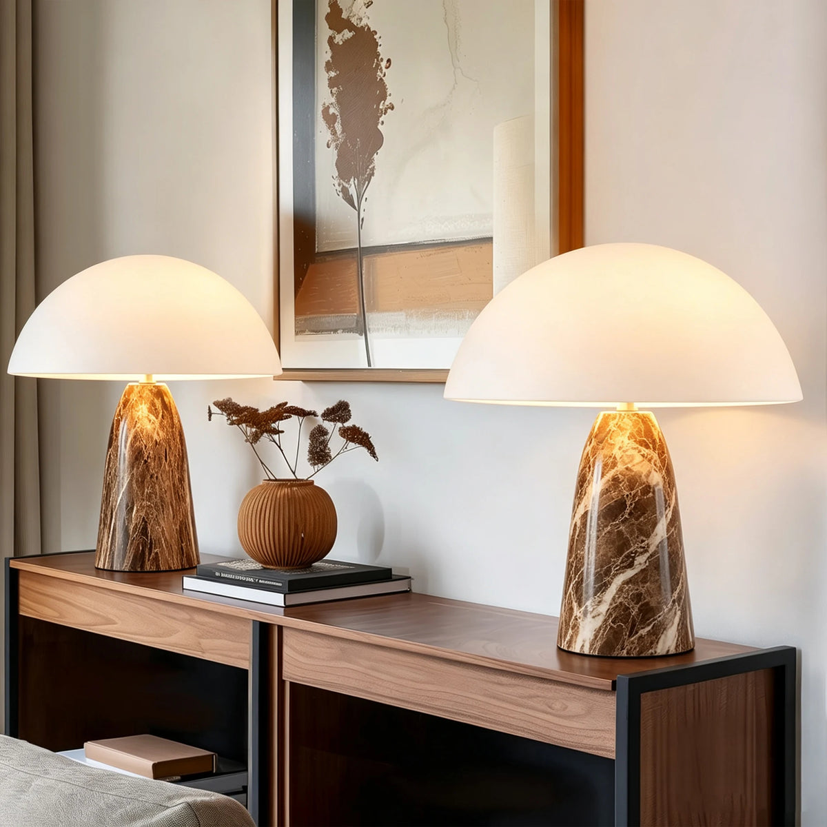 Lampe champignon, dôme blanc et pied effet marbre – Banon, vue d’ambiance
