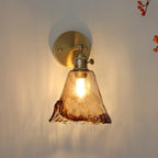 Applique en laiton et verre ambré façonné à la main – Locquirec, vue d’ambiance