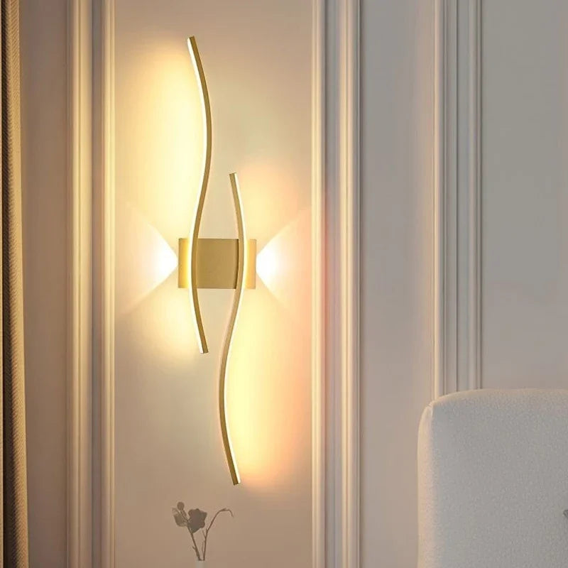 Applique LED vague horizontale, doré, noir ou blanc – Talmont, vue d’ambiance