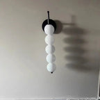Applique colonne de globes opalins, dorée ou noire – Pézenas, vue d’ambiance