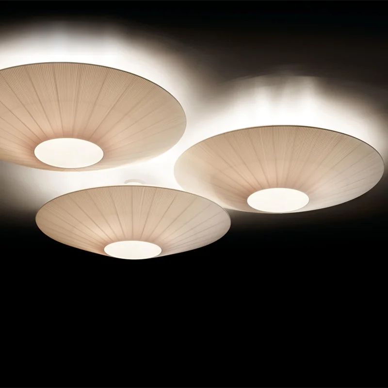 Plafonnier soucoupe en tissu tendu, blanc ou beige – Ine allumé