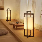 Lampe lanterne en bois foncé et colonne de tissu – Seillans, vue d’ambiance
